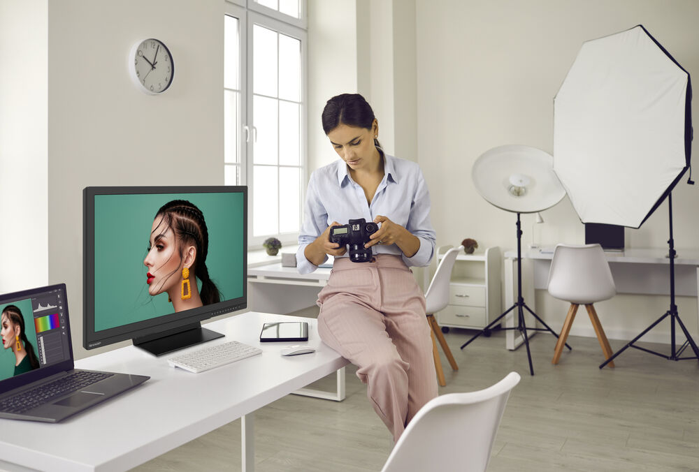 8k Display Sharp 8M-B32C1